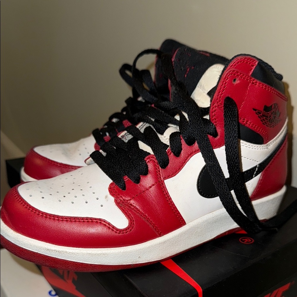 Nike Air Jordan 1 Retro High OG “Chicago” WMNS (Size 7.5W / 5M / 38.5 EU)